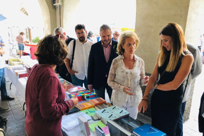 La consellera de Cultura y la ministra de Cultura de Andorra, ayer en la Fira del Llibre del Pirineu en Organyà, que llenó de lectores la travesía de la C-14 en la ‘Carrerada’. 