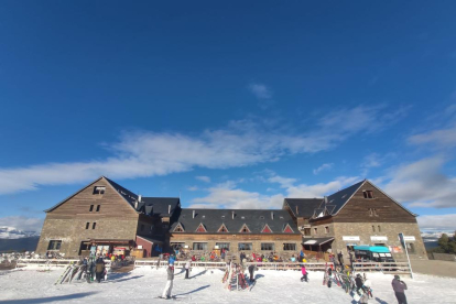 La escuela de esquí inició ayer las clases a los primeros alumnos de la temporada en Port del Comte. 