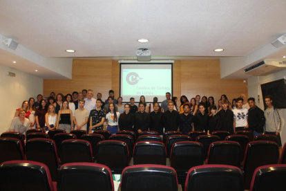 Foto de familia de los jóvenes de entre 16 y 29 años que han participado este verano en los cursos del Campus Comerç. 
