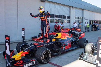 Verstappen celebra, sobre el monoplaça, la victòria al Gran Premi d’Àustria.