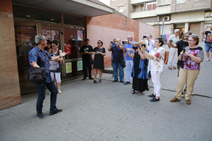 Público y responsables de la revista Plec retrataron al fotógrafo de SEGRE a su llegada al Cafè del Teatre.