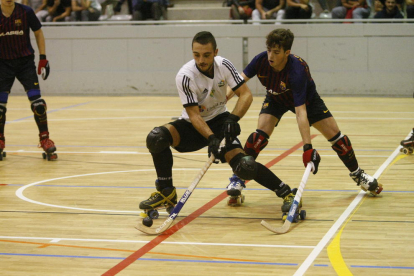 Un jugador del Alpicat protege la bola ante la presión de un rival.