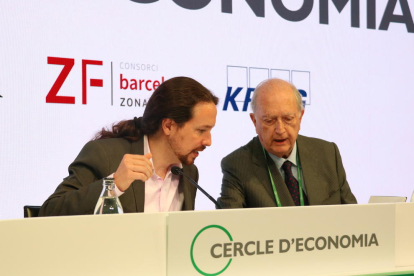 El líder de Podemos, Pablo Iglesias, habla con el presidente del Cercle d’Economía, Juan José Brugera.