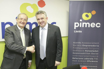 Saltó (derecha) y el presidente de Pimec Catalunya, Josep Gonzàlez.