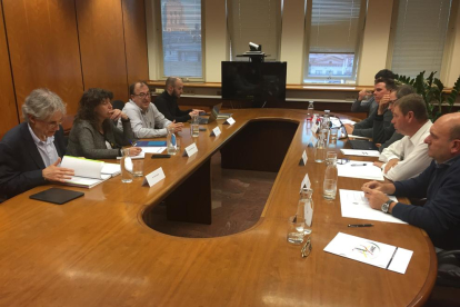 Imatge de la reunió de la consellera i el seu equip amb JARC.