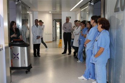 Un momento de la presentación del robot al personal sanitario del Arnau de Vilanova.  