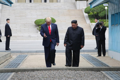 Kim Jong Un acompañó a Trump a cruzar la frontera norcoreana en lo que calificaron de hecho histórico.