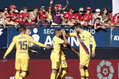 Gerard Piqué protesta al árbitro Martínez Munuera tras pitar el penalti, por posible mano del central catalán, que supuso el empate definitivo del Osasuna.