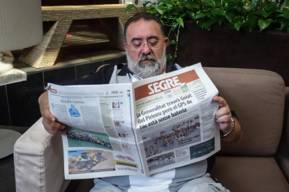 El Joan llegeix el diari diumenge al matí al claustre del Parador.