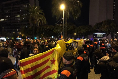 Un grup format per un centenar de persones va tallar la Diagonal de Barcelona davant de la seu de l’acte de la patronal Foment del Treball.