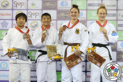 Ai Tsunoda, en el centro, con la medalla de oro.