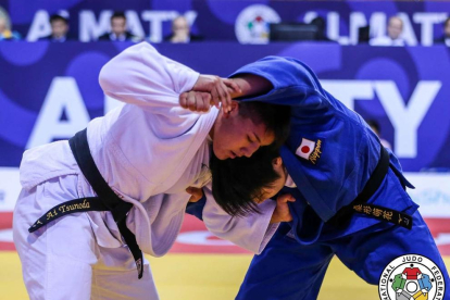 Ai Tsunoda, en el centro, con la medalla de oro.
