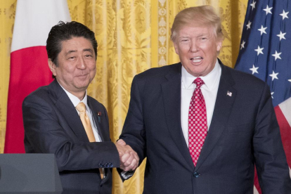 Donald Trump junto al presidente japonés, Shinzo Abe, en las negociaciones del TPP.