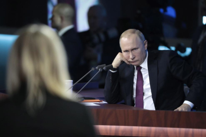 Vladímir Putin escolta la pregunta d’una periodista a la compareixença abans de les vacances.