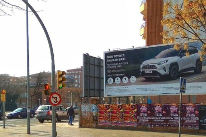 Cartells a prop de l'institut Josep Lladonosa.