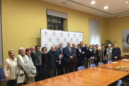 Foto de grup ahir després de la firma del conveni, amb el rector de la UdL i Xavier Porta (centre), amb amics de la família Porta Vilalta.