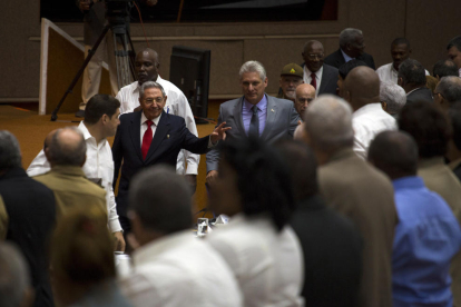 Fotografía cedida per Cubadebate que mostra al president de Cuba, Raúl Castro (c-e), i al primer vicepresident de Cuba, Miguel Díaz-Canel (d), durant la sessió constitutiva.
