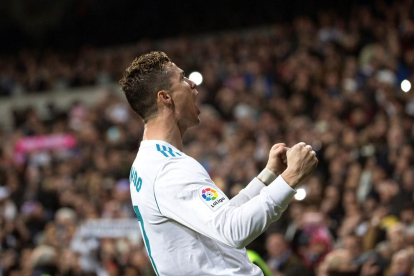 Cristiano Ronaldo celebra un dels seus quatre gols de diumenge davant el Girona.