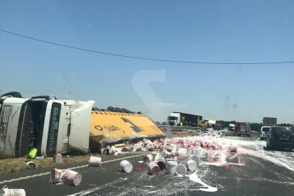 Espectacular accident amb tres camions a l'A-2 a Vilagrassa