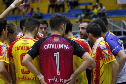 Jordi Castejón dóna instruccions als jugadors en un descans.