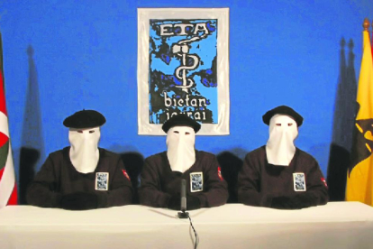 Miembros de ETA en un comunicado en una imagen de archivo.
