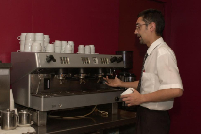L’amo d’un bar, treballador autònom, es disposa a preparar un cafè.