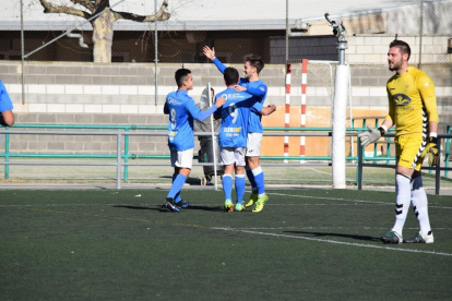 Algunos jugadores del Lleida Esportiu B celebran uno de los goles de su equipo.