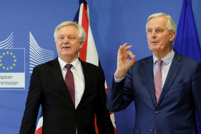 El ministre britànic per al Brexit, David Davis (e), i el cap negociador europeu, Michael Barnier (d).