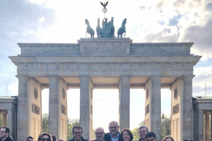 Diputats de JxCat, ahir, a la Porta de Brandenburg.