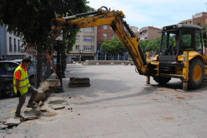 Una màquina inicia la demolició de part de la plaça de l’Ajuntament, que quedarà per ara tancada.