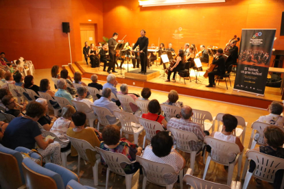 La Orquestra Julià Carbonell, dirigida por Alfons Reverté, ayer en el Centre Cívic de Balàfia.