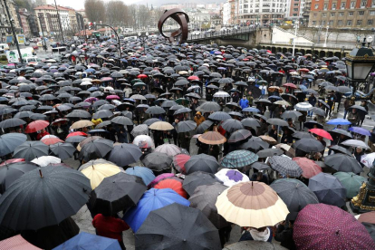 Milers de jubilats es van concentrar de nou ahir a Bilbao per reclamar unes pensions dignes.