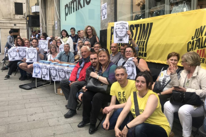 Lleidatans mobilitzats perquè les paperetes de la candidatura de Puigdemont arribessin als votants.