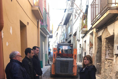 La alcaldesa, Rosa Pujol, revisa las obras en la calle.