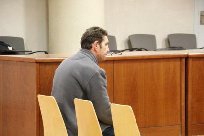 El acusado de maltratar y violar a su pareja, sentado al juicio en la Audiencia de Lleida. Imagen del 9 de enero de 2019