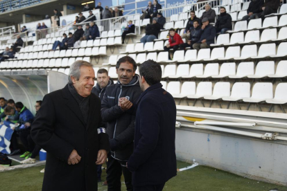 Toni Seligrat, entrenador del Sabadell, saluda a Gerard Albadalejo en una anterior visita al estadio.