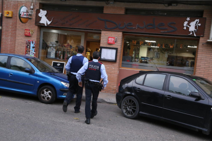 Una patrulla de los Mossos d’Esquadra, entrando ayer en el bar donde se produjo el atraco. 