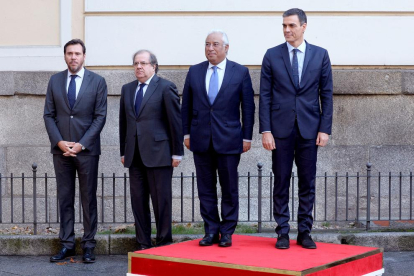 Pedro Sánchez y el primer ministro de Portugal, ayer en la cumbre hispano-lusa.