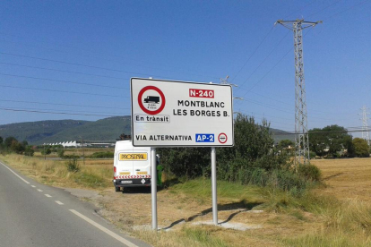 Un dels senyals que informen de la desviació obligatòria de camions en un carretera de la Generalitat.
