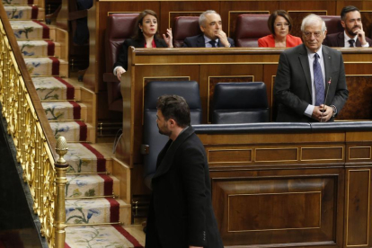 Gabriel Rufián, ante el ministro de exteriores, Josep Borrell, tras ser expulsado del Congreso, ayer.