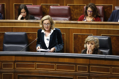 La ministra de Economía, Nadia Calviño, en la sesión de control del Congreso, ayer.