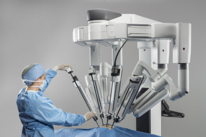 El robot está formado por cuatro brazos que controla el cirujano a través de un monitor. 