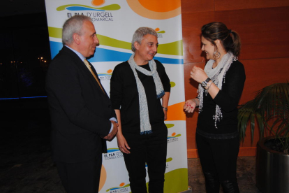La autora ganadora, ayer entre el presidente del consell comarcal, Joan Trull, y Àngels Marzo (jurado).