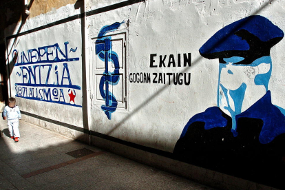 L'anagrama d'ETA en un mural a Hernani.