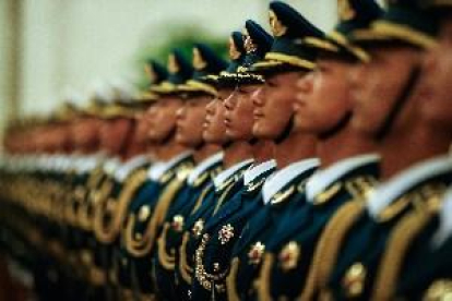 China prohíbe a sus soldados buscar pareja por internet