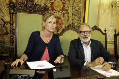L’alcaldessa en funcions, Montse Mínguez, i el tinent d’alcalde Fèlix Larrosa, durant l’últim ple.