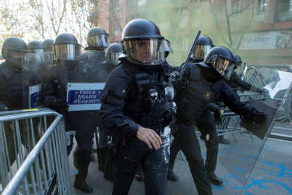 Mossos durant les protestes aquest matí a Barcelona