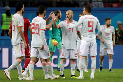 Los jugadores españoles celebran la victoria tras concluir el partido.