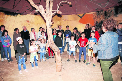 La Cabana de Josep Guinovart va acollir dissabte una activitat familiar per observar les constel·lacions.