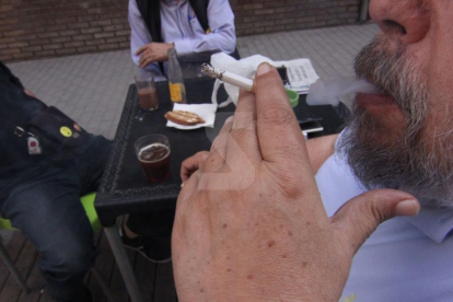 Un hombre con un cigarrillo en una terraza de Lleida.